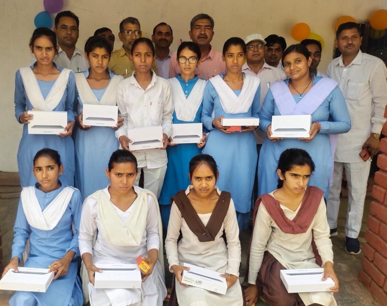   कस्बे के विद्यालय में छात्राओं को टेबलेट प्रदान करते एसडीएम डॉ. संजय कुमार।