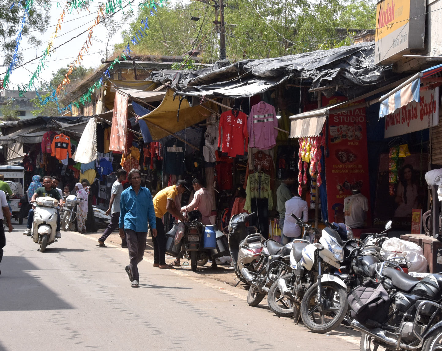 लोहानी सरास में सड़क पर लगा तिब्बत बाजार