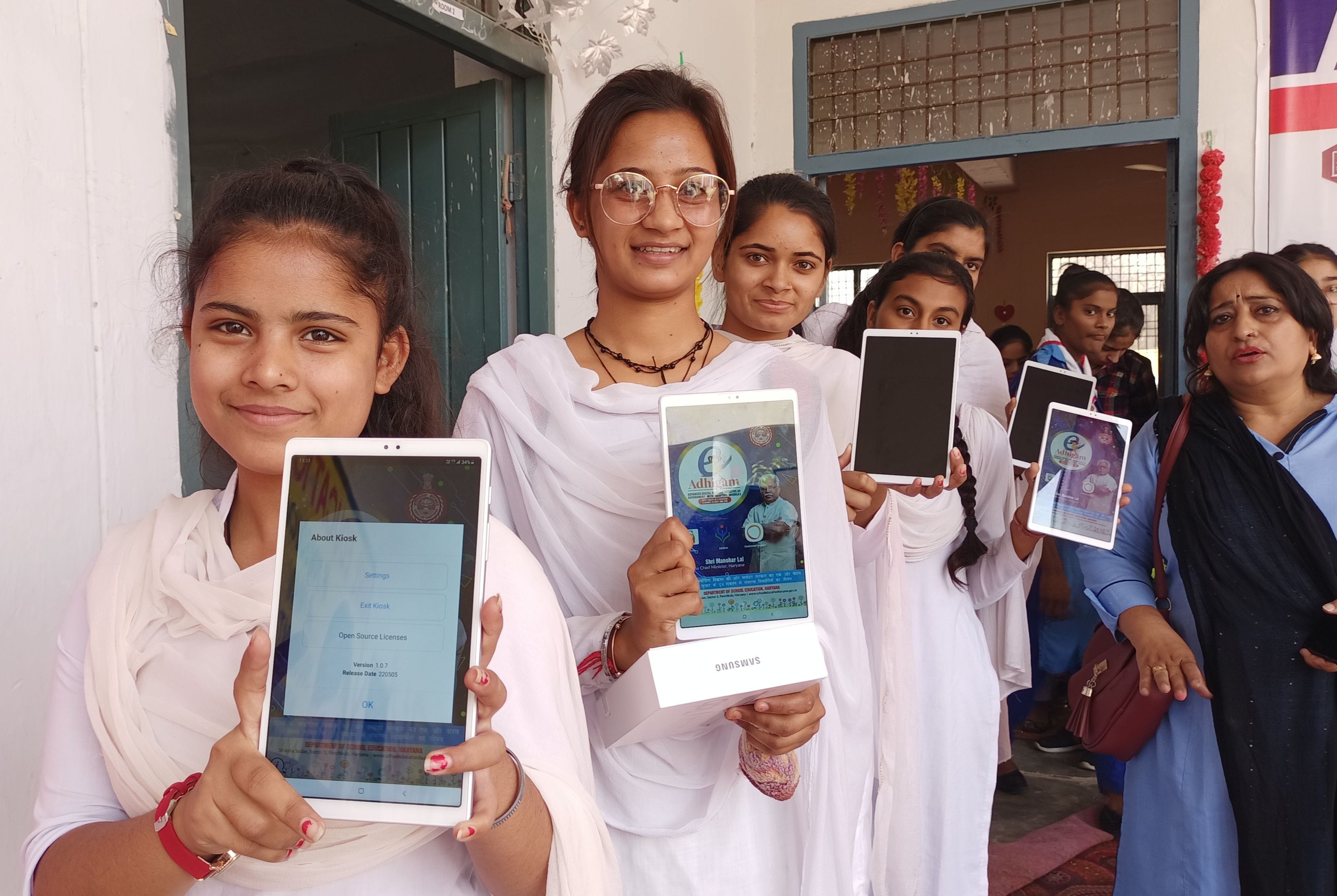 मेरा टेबलेट मेरा अभिमान... सिरसा के कन्या वरिष्ठ माध्यमिक विद्यालय में आयोजित टेबलेट समारोह के बा मेरा टेबलेट मेरा अभिमान... सिरसा के कन्या वरिष्ठ माध्यमिक विद्यालय में आयोजित टेबलेट समारोह के बा