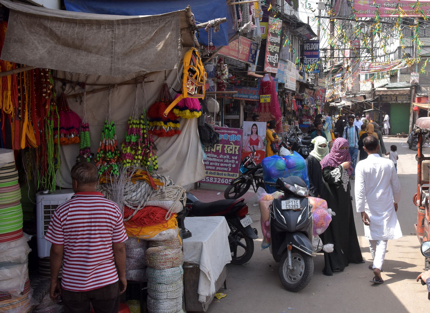 नक्खासा बाजार में दुकानो को सड़क तक लगा किया गया अतिक्रमण