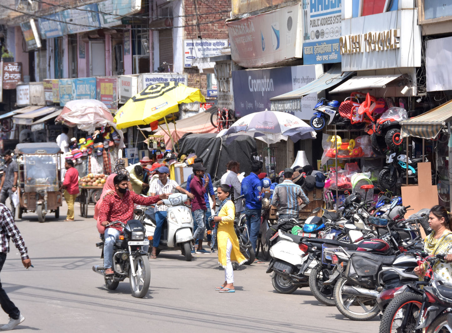 प्रताप मार्केट में दुकानो के आगे दुकाने लगा कर किया गया अतिक्रमण