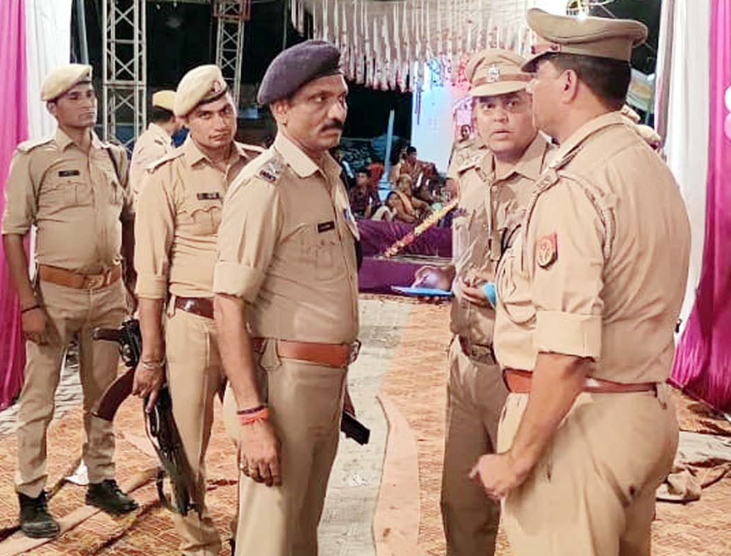 पुवायां में शादी समारोह में हत्या के बाद नाराजगी जताते एसपी