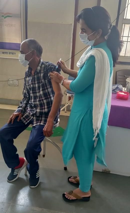 स्वास्थ्य केंद्र पर बूस्टर डोज लगवाता बुजुर्ग। स्वास्थ्य केंद्र पर बूस्टर डोज लगवाता बुजुर्ग।