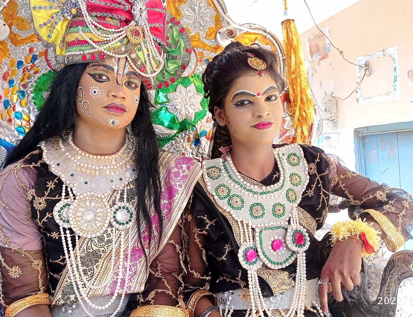 शोभायात्रा में शामिल राधा कष्ण  की झांकी । संवाद