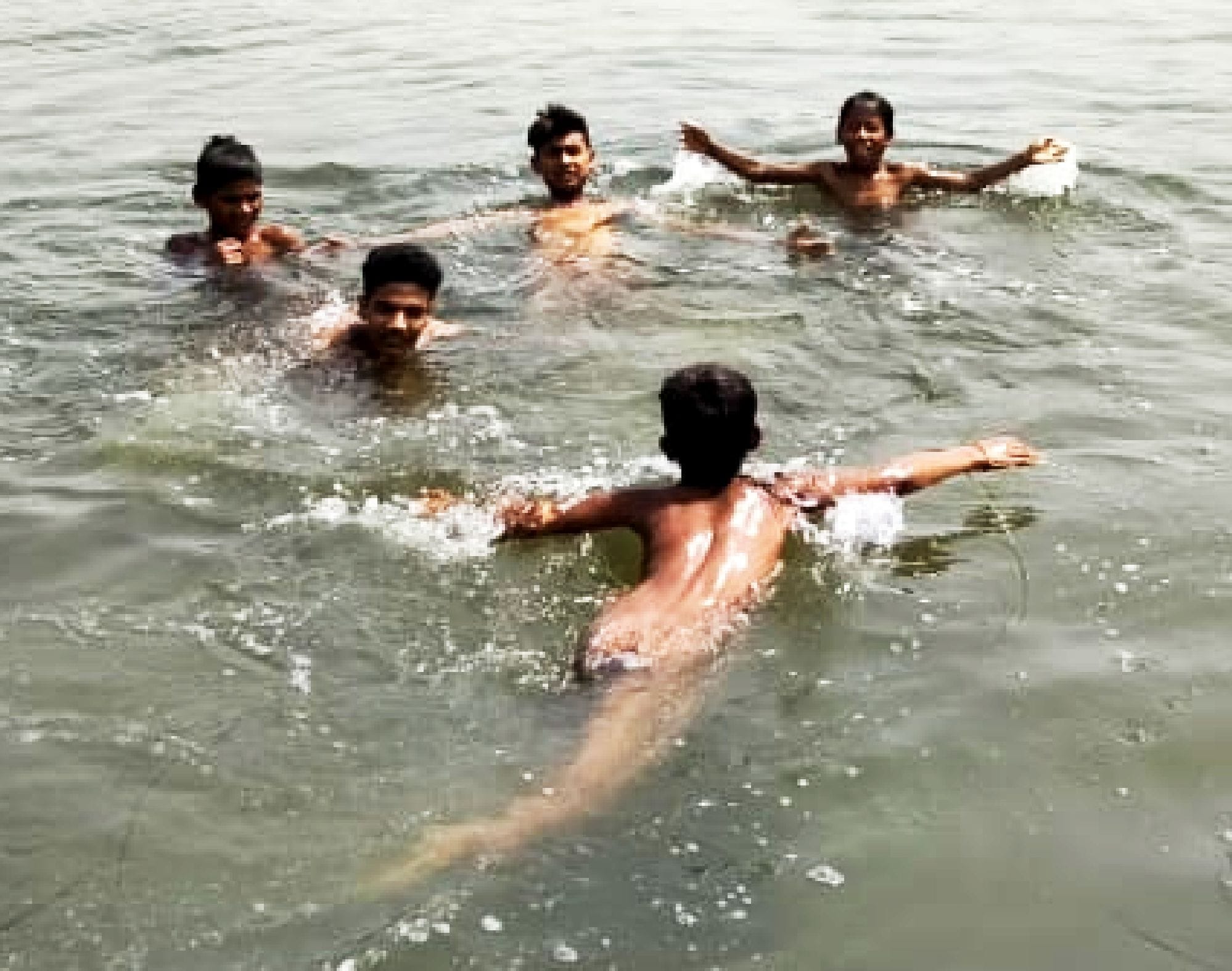 शाहजहांपुर में गर्मी से राहत पाने को नदी में नहाते बच्चे । संवाद शाहजहांपुर में गर्मी से राहत पाने को नदी में नहाते बच्चे । संवाद