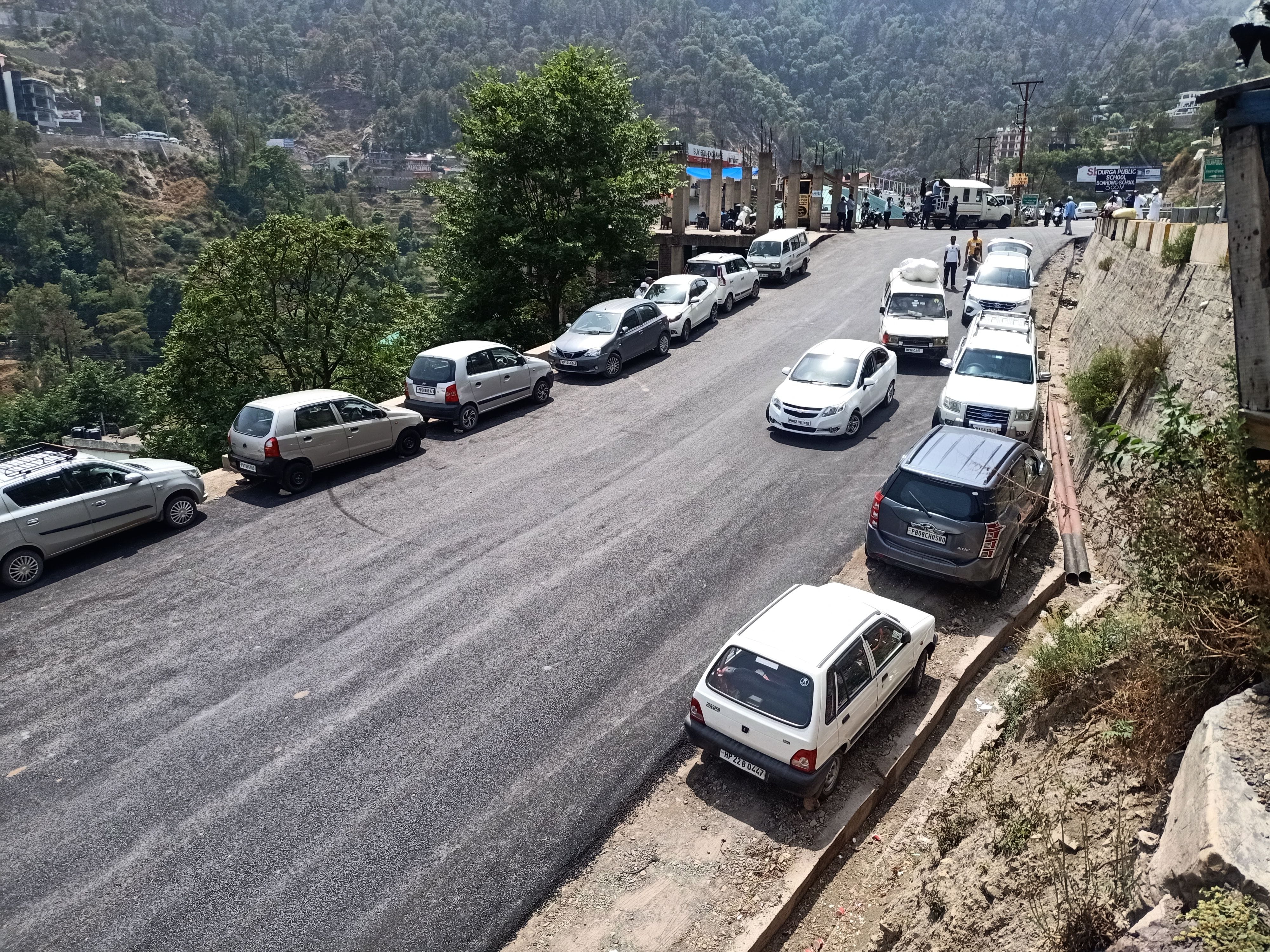 शामती बाइपास पर पार्क हुए वाहन