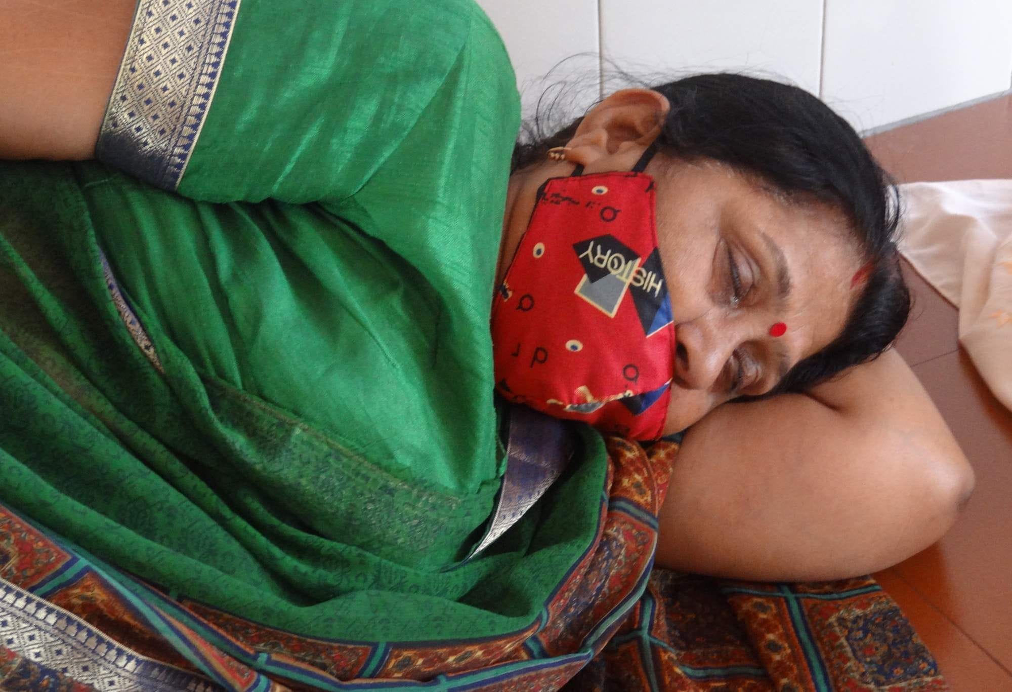   आईएसबीटी में पंजीकरण करवाने के दौरान चक्कर खा कर बेहोश हुई प्रयागराज की मधु मिश्रा।