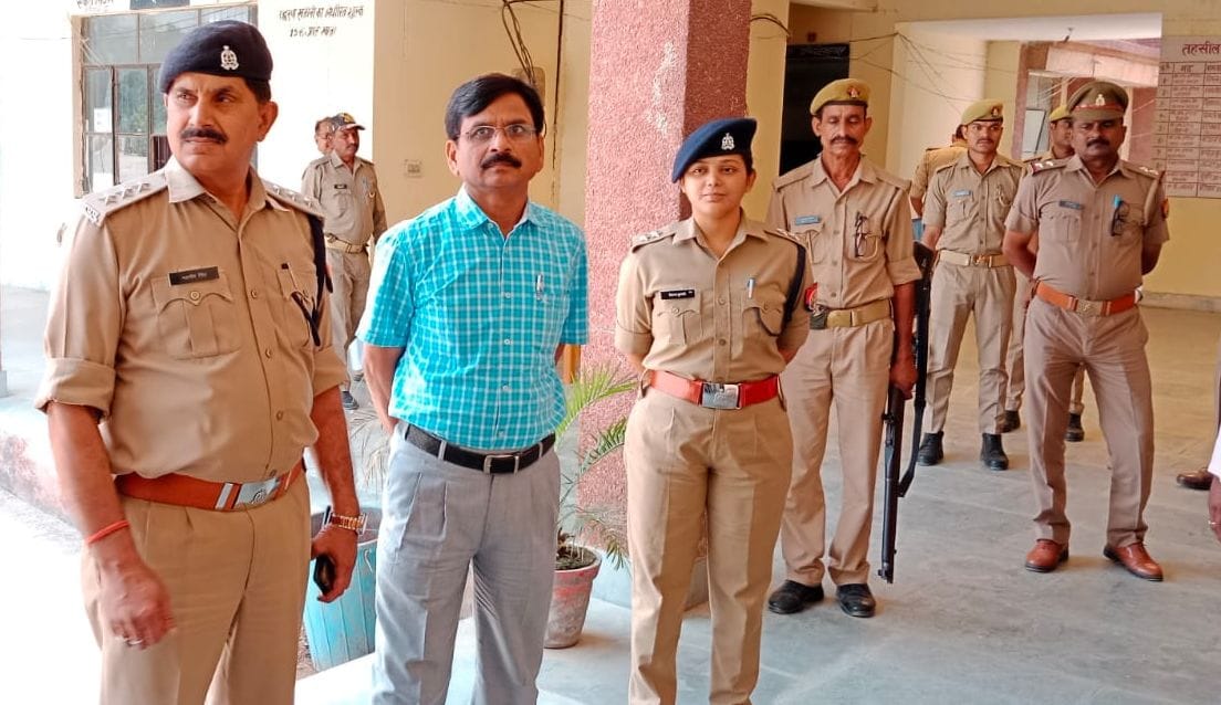फोटो-20- मतगणना स्थल के बाहर मौजूद एसडीएम सीओ व अन्य पुलिस कर्मी