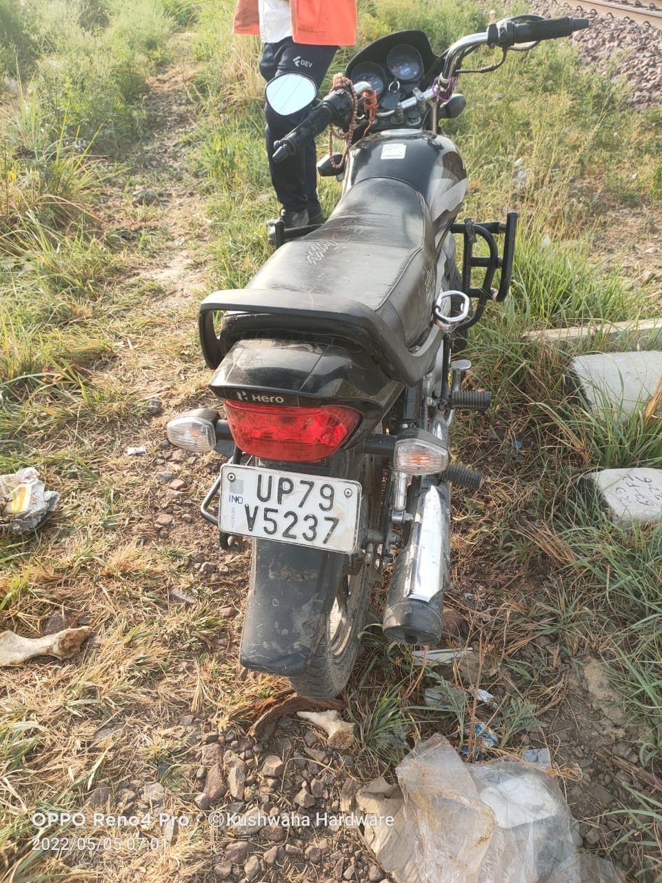 घटनास्थल पर रेल ट्रैक के किनारे खड़ी बाइक। संवाद घटनास्थल पर रेल ट्रैक के किनारे खड़ी बाइक। संवाद