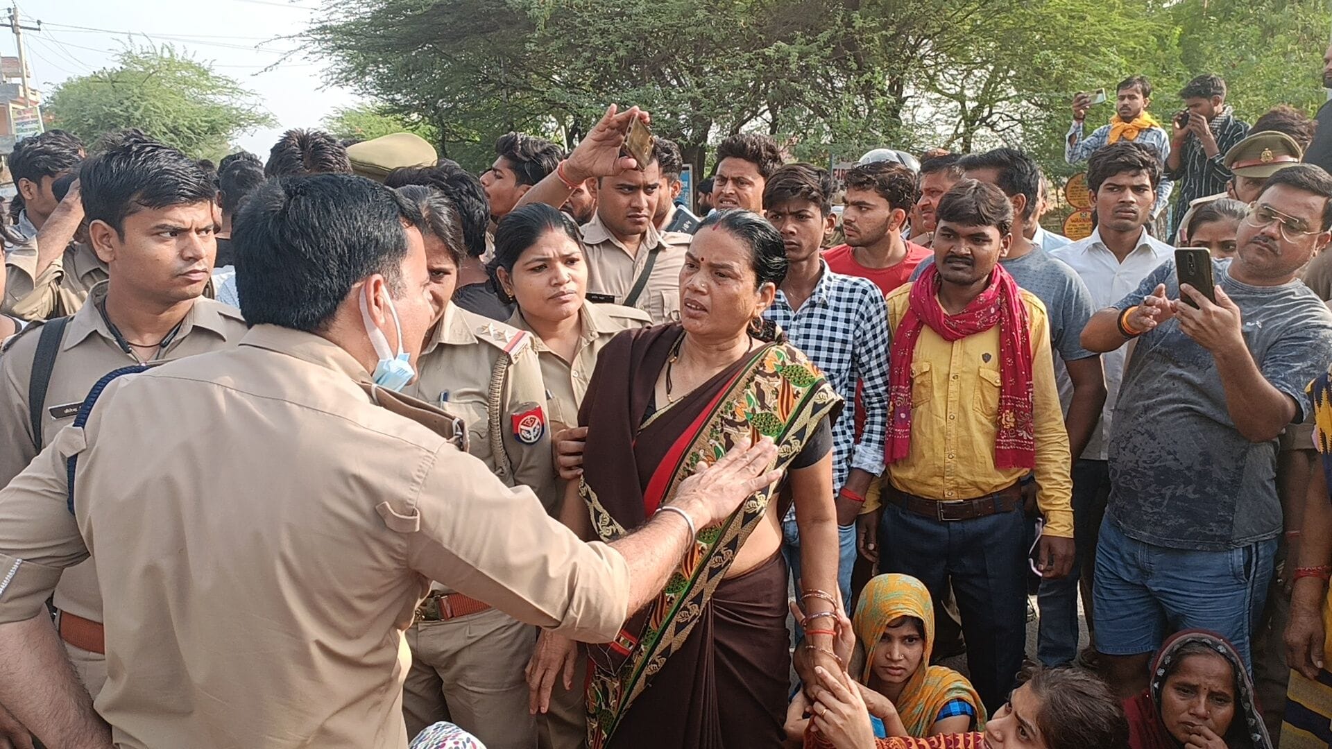 जाम लगाए लोगों को समझाते सीओ सुरेंद्र नाथ। संवाद जाम लगाए लोगों को समझाते सीओ सुरेंद्र नाथ। संवाद
