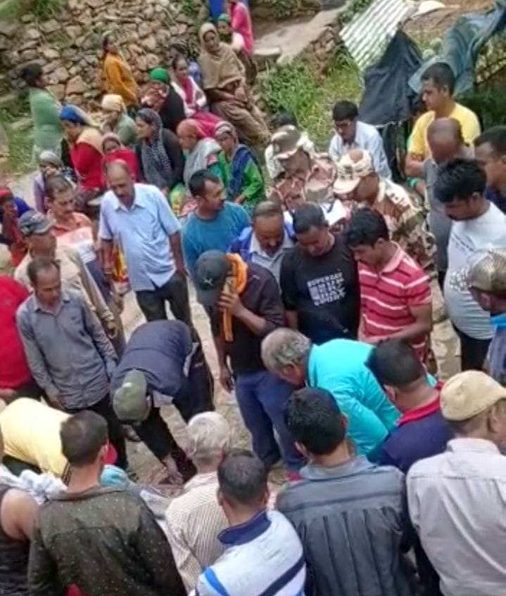 जवानों की मौत के बाद भुरमुनी गांव में जुटी लोगों की भीड़। संवाद जवानों की मौत के बाद भुरमुनी गांव में जुटी लोगों की भीड़। संवाद