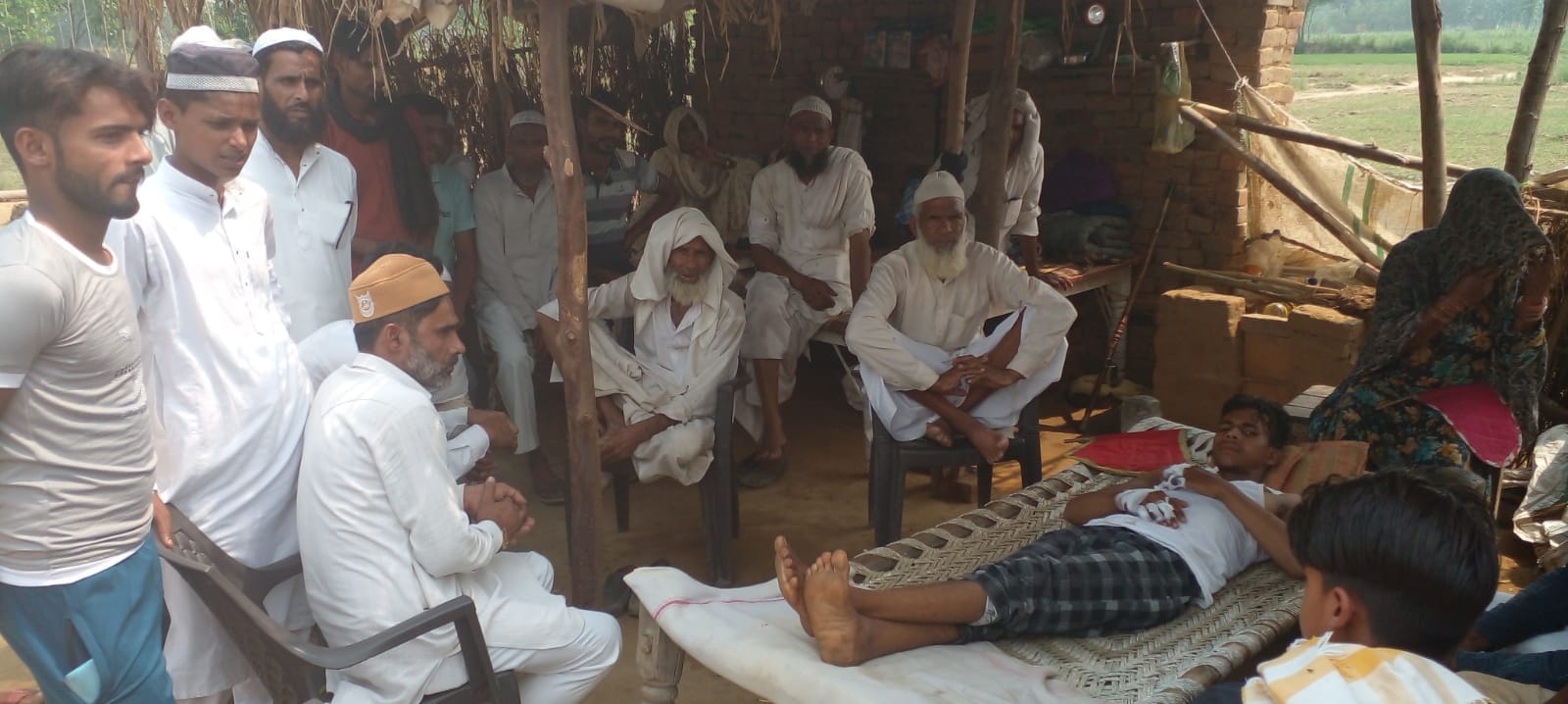 करंट से झुलसे युवक के घर पहुंचे ग्रामीण