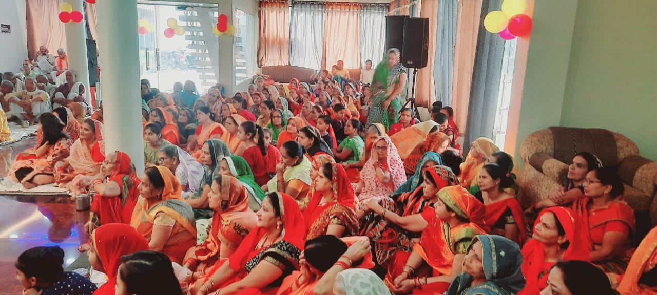  कथा मंडप में उपस्थित श्रद्धालुओं की भीड़। संवाद
