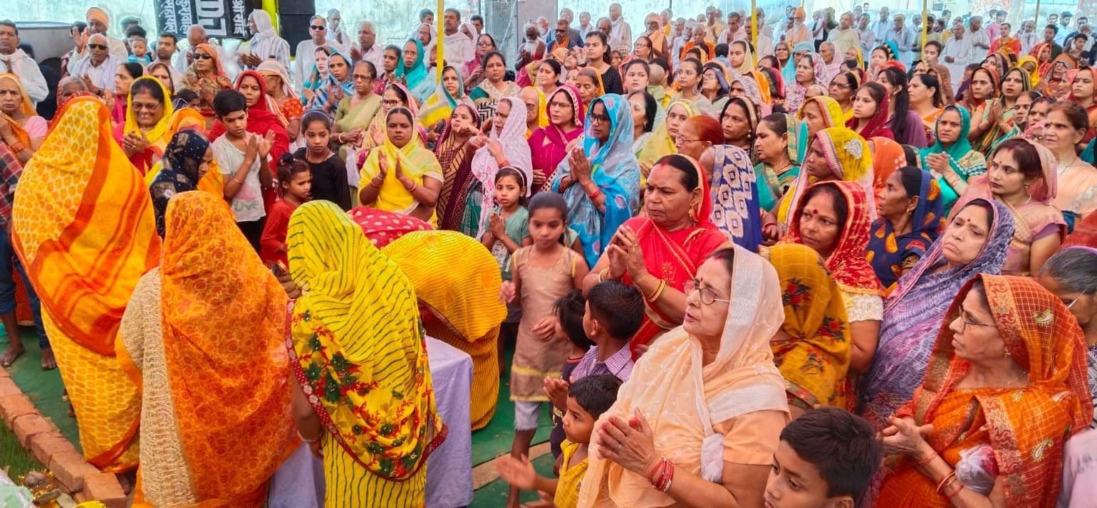 कथा सुनकर तालियां बजाती महिलाएं। संवाद कथा सुनकर तालियां बजाती महिलाएं। संवाद