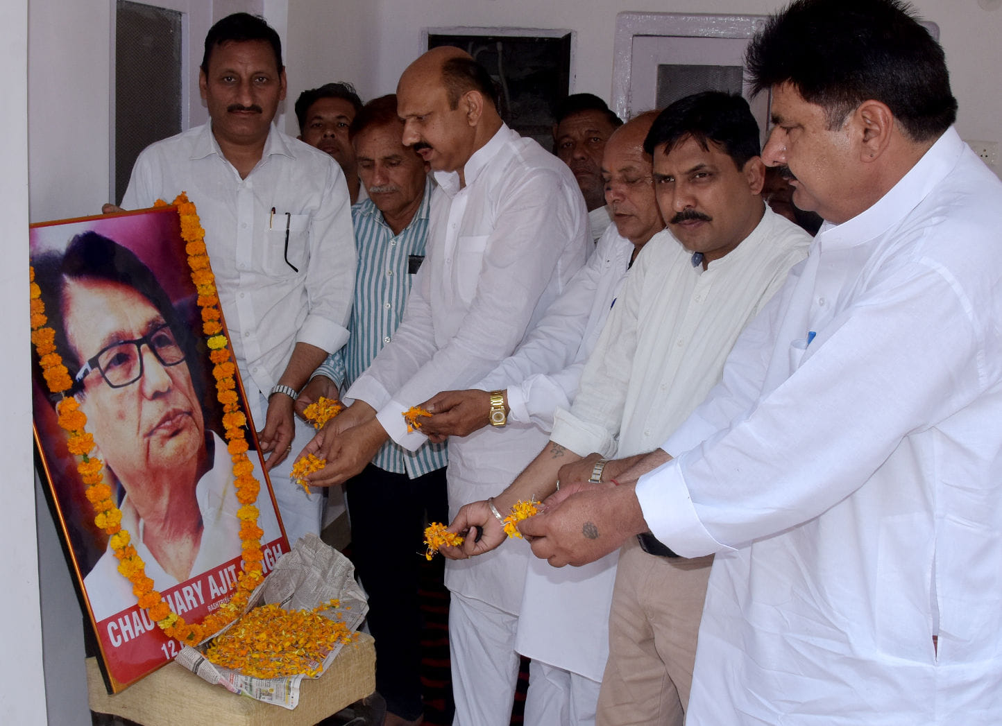 पीडब्लूडी में चौधरी अजीत सिंह पुण्यतिथि मनाते राष्ट्रीय लोकदल के पदाधिकारी पीडब्लूडी में चौधरी अजीत सिंह पुण्यतिथि मनाते राष्ट्रीय लोकदल के पदाधिकारी