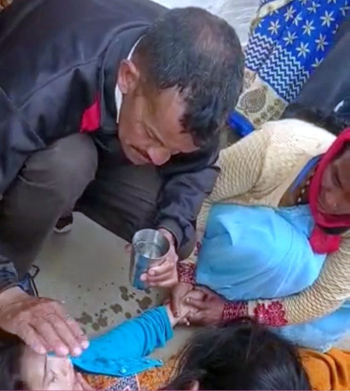 पति का शव देखकर बेहोश हुई सुमन को होश में लाने का प्रयास करते परिजन। संवाद पति का शव देखकर बेहोश हुई सुमन को होश में लाने का प्रयास करते परिजन। संवाद