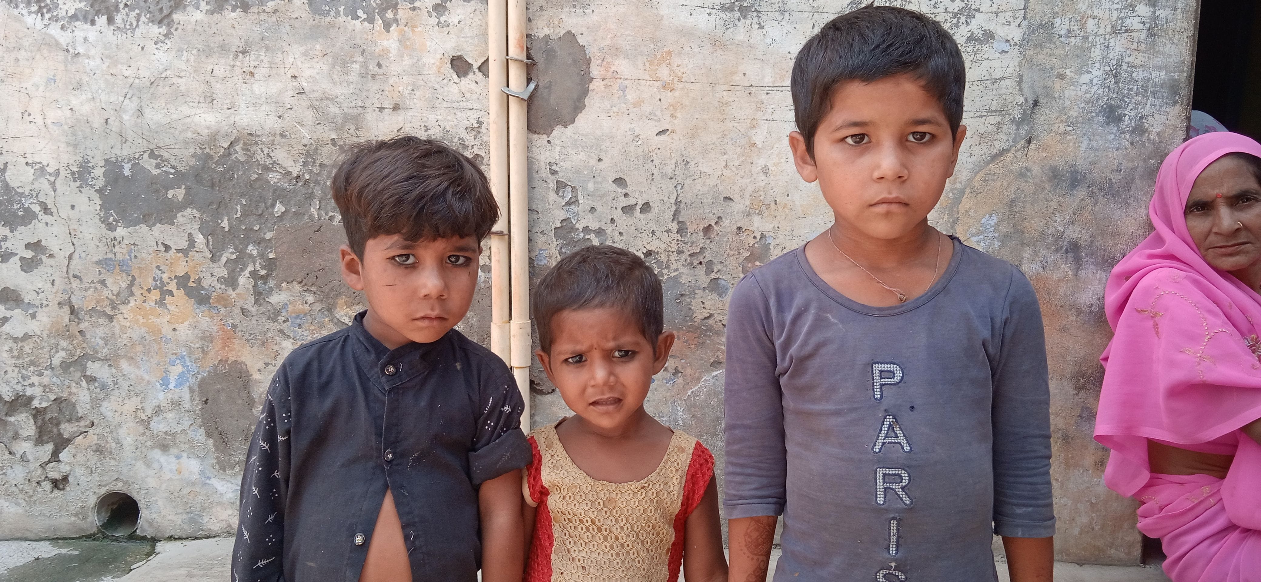  पिता और मां की मौत के बाद गमगीन बच्चे। संवाद