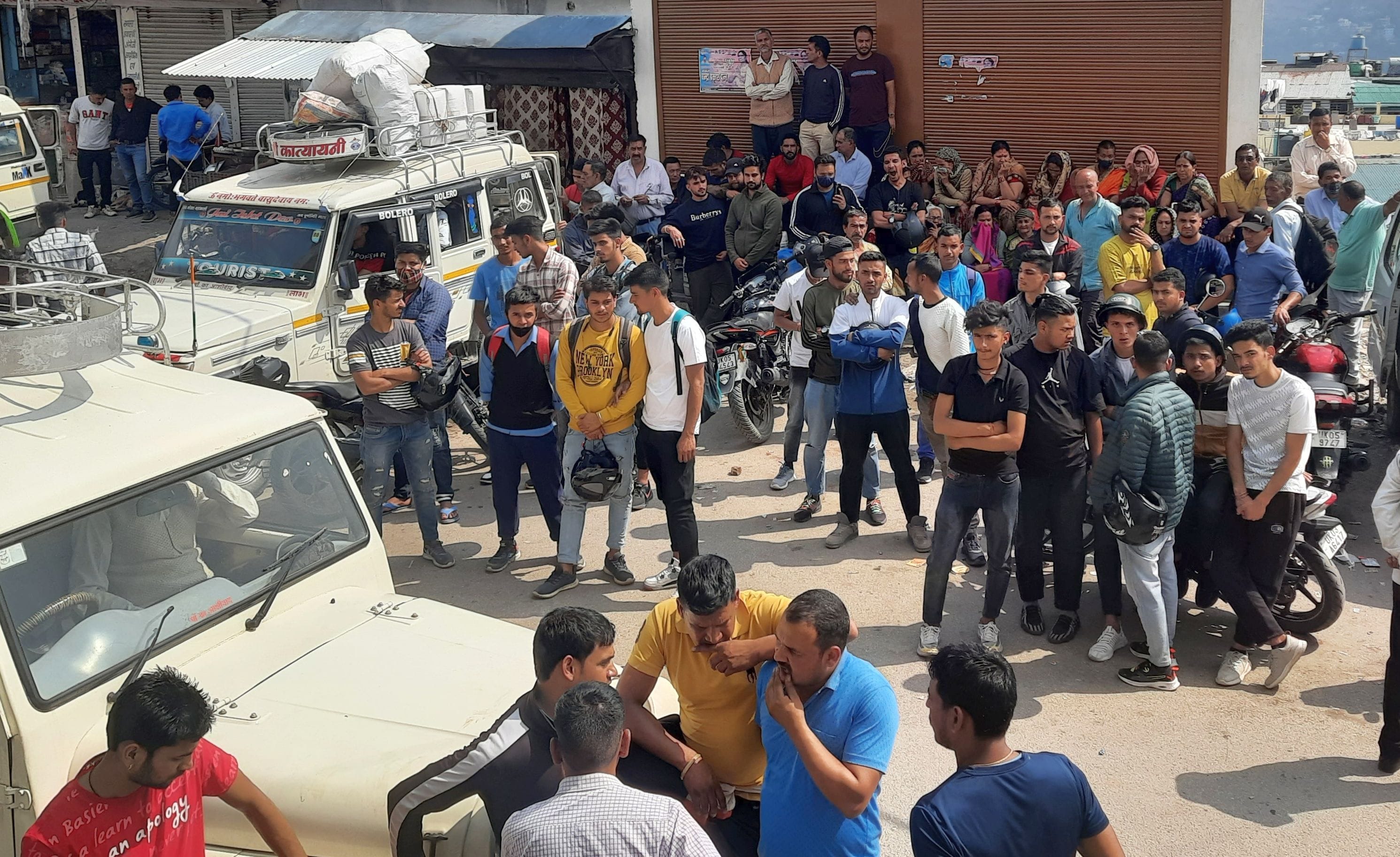 पिथौरागढ़ मोर्चरी के बाहर जुटी ग्रामीणों की भीड़। संवाद पिथौरागढ़ मोर्चरी के बाहर जुटी ग्रामीणों की भीड़। संवाद
