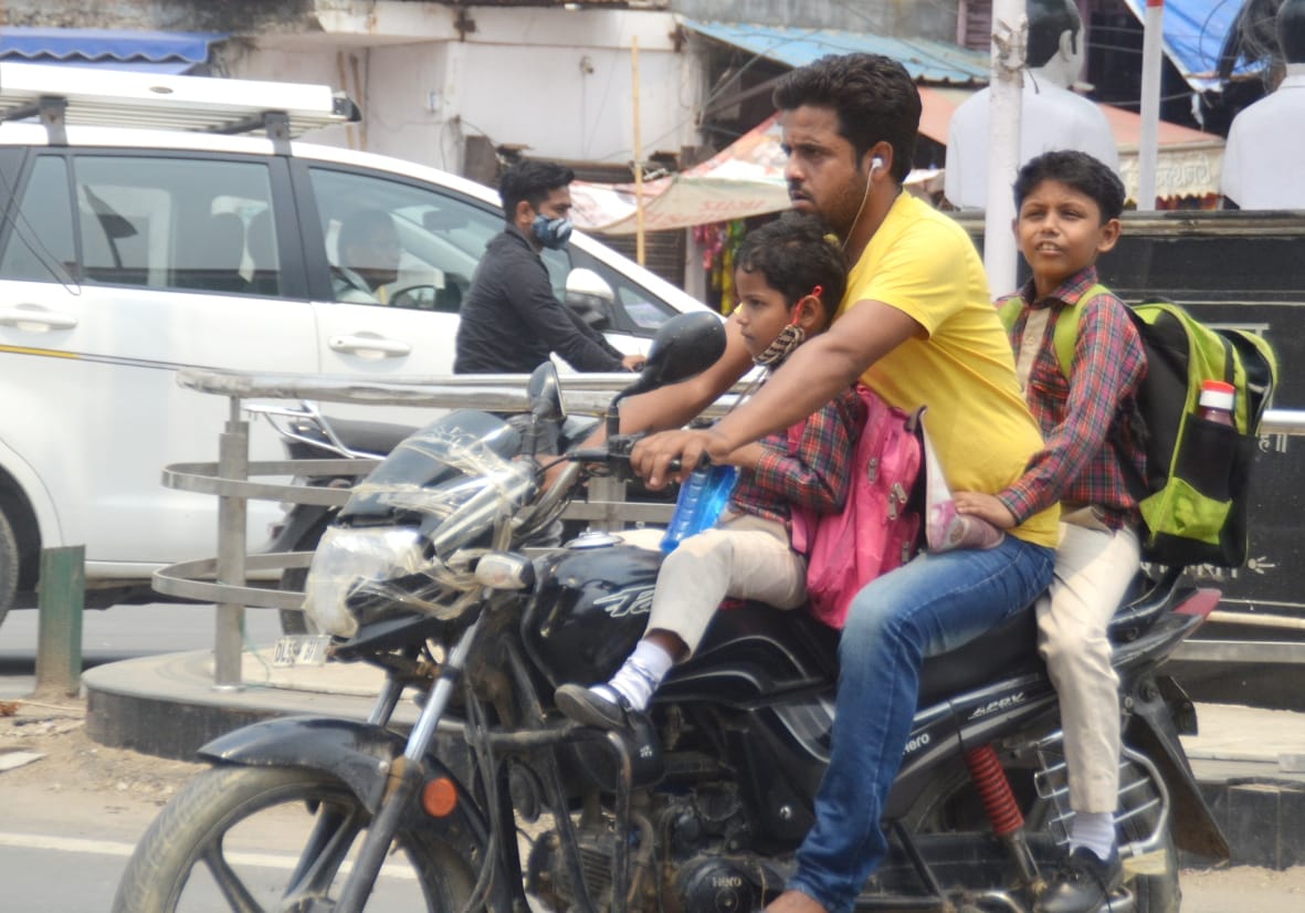 साहब किस धुन में बाइक चला रहे हो, आप हाईवे पर हो घर पर नहीं: बागपत में दिल्ली-सहारनपुर नेशनल हाईवे प? साहब किस धुन में बाइक चला रहे हो, आप हाईवे पर हो घर पर नहीं: बागपत में दिल्ली-सहारनपुर नेशनल हाईवे प?