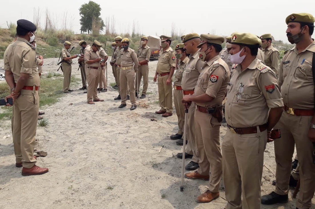 सांकरौद यमुना खादर मे सरकारी भूमि की पैमाईश के दौरान मौजूद पुलिस बल