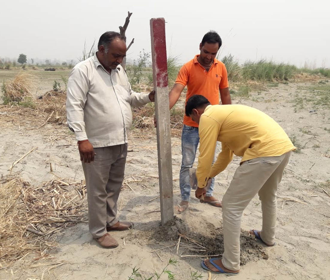 सांकरौद यमुना खादर मे सरकारी भूमि के सर्वे के दौरान पीलर लगाती राजस्व टीम