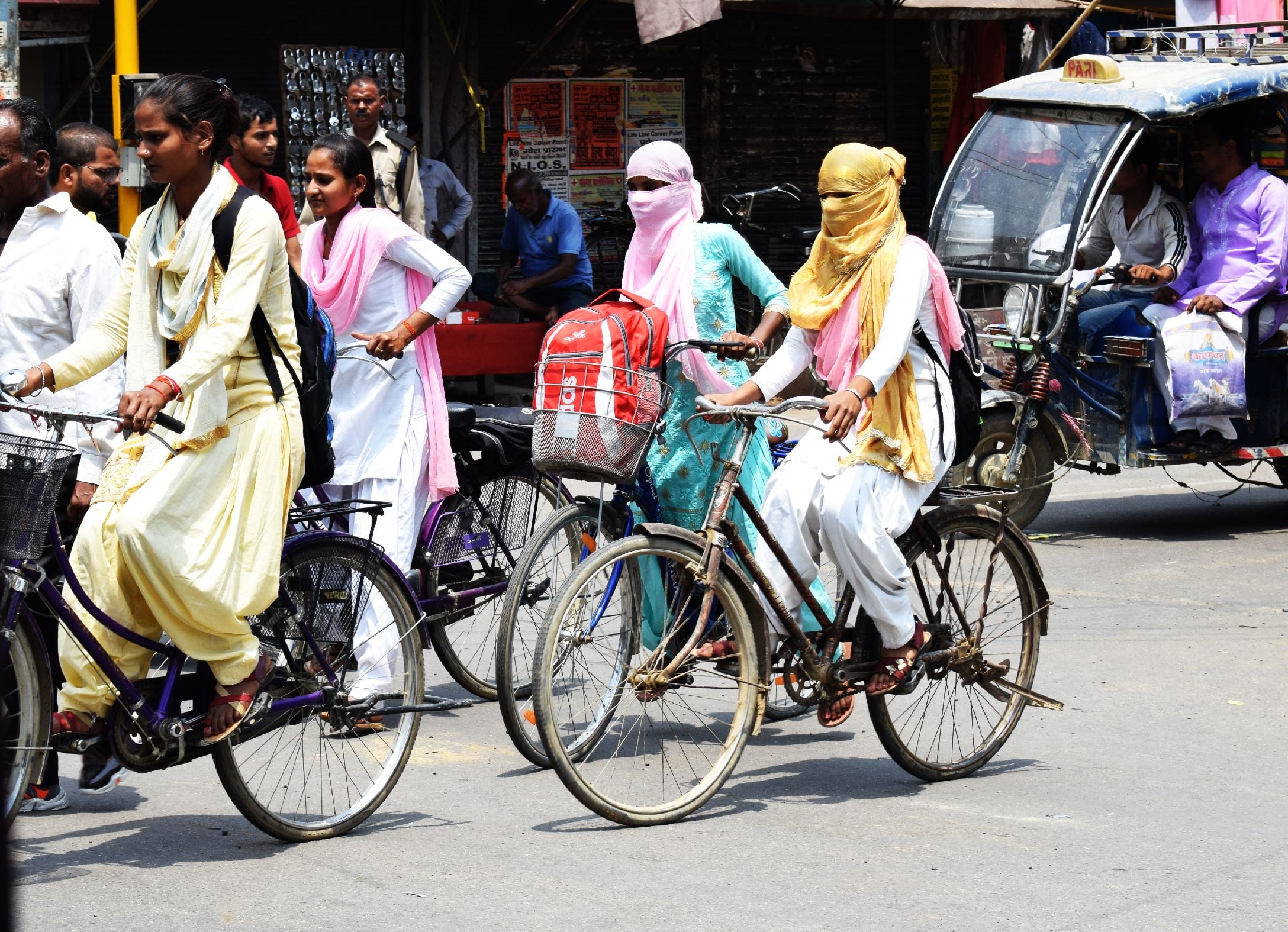 शाहजहांपुर में बृहस्पतिवार को तेज धूप से बचने के लिए चेहरे पर कपड़ा बांधकर साइकिल से जाती युवतिय? शाहजहांपुर में बृहस्पतिवार को तेज धूप से बचने के लिए चेहरे पर कपड़ा बांधकर साइकिल से जाती युवतिय?