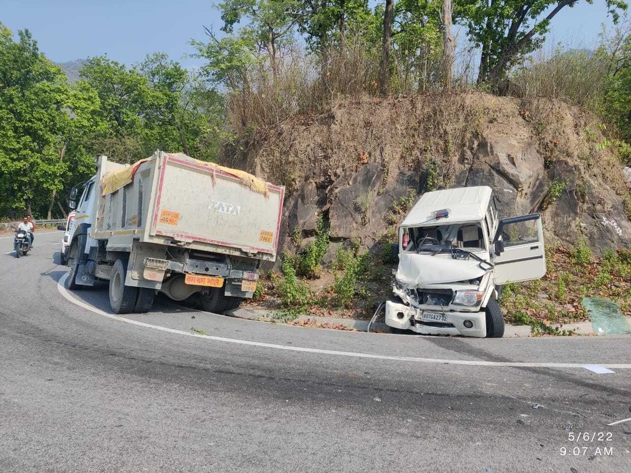 टनकपुर-पिथौरागढ़ राष्ट्रीय राजमार्ग पर बस्टिया के पास भिड़े डंपर और एसडीआरएफ की जीप। संवाद न्यू टनकपुर-पिथौरागढ़ राष्ट्रीय राजमार्ग पर बस्टिया के पास भिड़े डंपर और एसडीआरएफ की जीप। संवाद न्यू