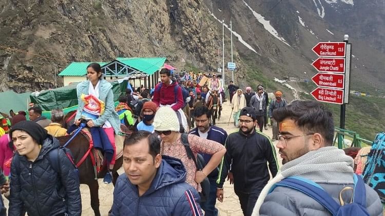 बारिश बनी चारधाम यात्रा में बाधा: खचड़ा नाले में जलस्तर बढ़ा, पहाड़ी से गिरे पत्थर, रोके गए बदरीनाथ जा रहे 800 यात्री