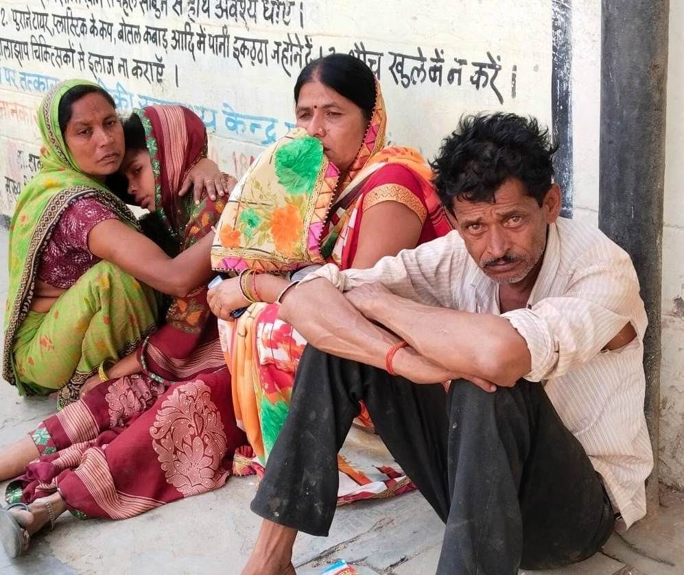  अस्पताल परिसर में रोती बिलखती मृतक की पत्नी व परिजन। संवाद