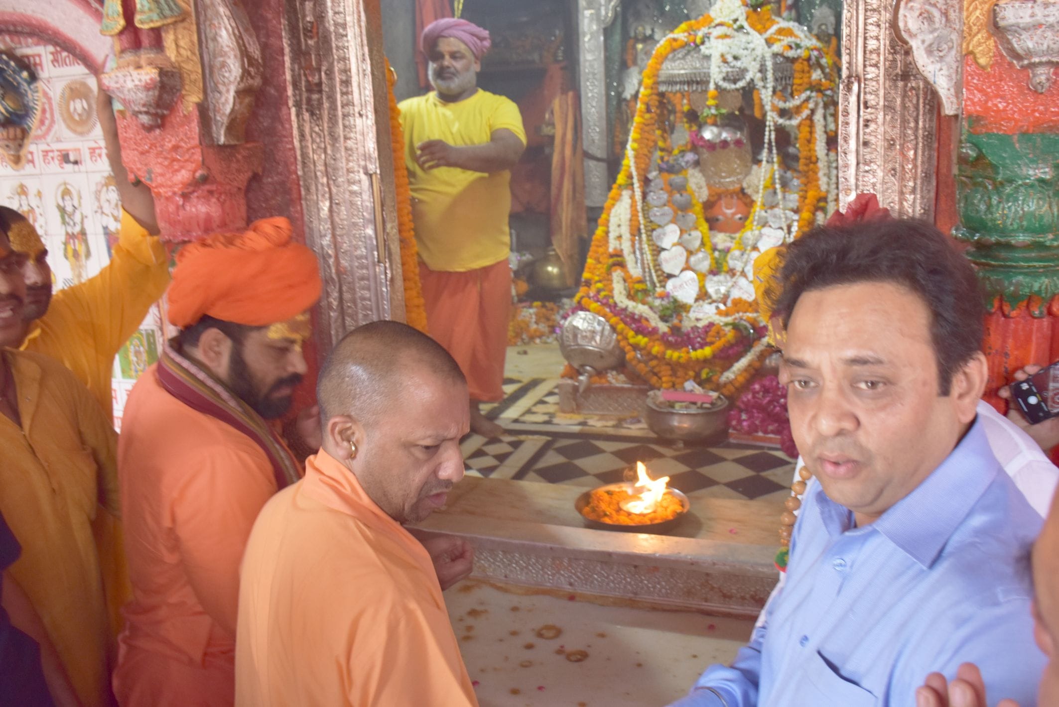 अयोध्या-हनुमानगढ़ी में दर्शन पूजन करते मुख्यमंत्री योगी आदित्यनाथ।-संवाद अयोध्या-हनुमानगढ़ी में दर्शन पूजन करते मुख्यमंत्री योगी आदित्यनाथ।-संवाद