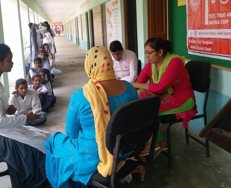 बच्चों के खून की जांच करने राजकीय स्कूल में पहुंची स्कूल हेल्थ टीम। बच्चों के खून की जांच करने राजकीय स्कूल में पहुंची स्कूल हेल्थ टीम।