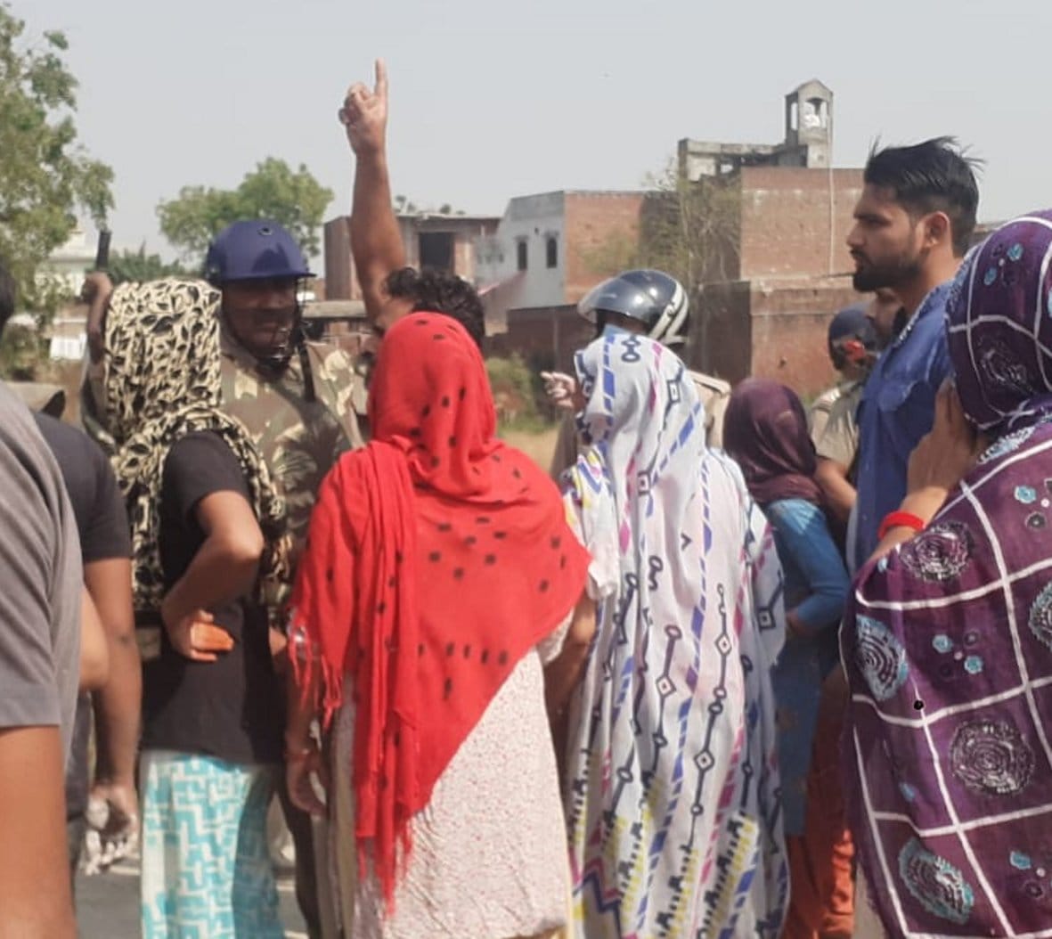 बागपत के दोघट क्षेत्र के भड़ल गांव में चर्म शोधन की इकाई को ध्वस्त के दौरान हंगामा करते ग्रामीण।