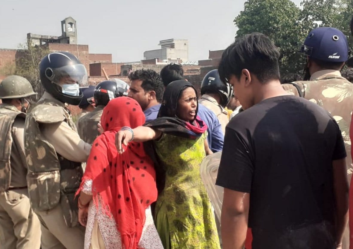 बागपत के दोघट क्षेत्र के भड़ल गांव में चर्म शोधन की इकाई को ध्वस्त के दौरान पुलिस से उलझती महिलाए?