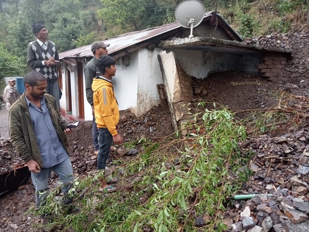 भीमताल के कुआंताल में मकान में आया मलबा। संवाद भीमताल के कुआंताल में मकान में आया मलबा। संवाद