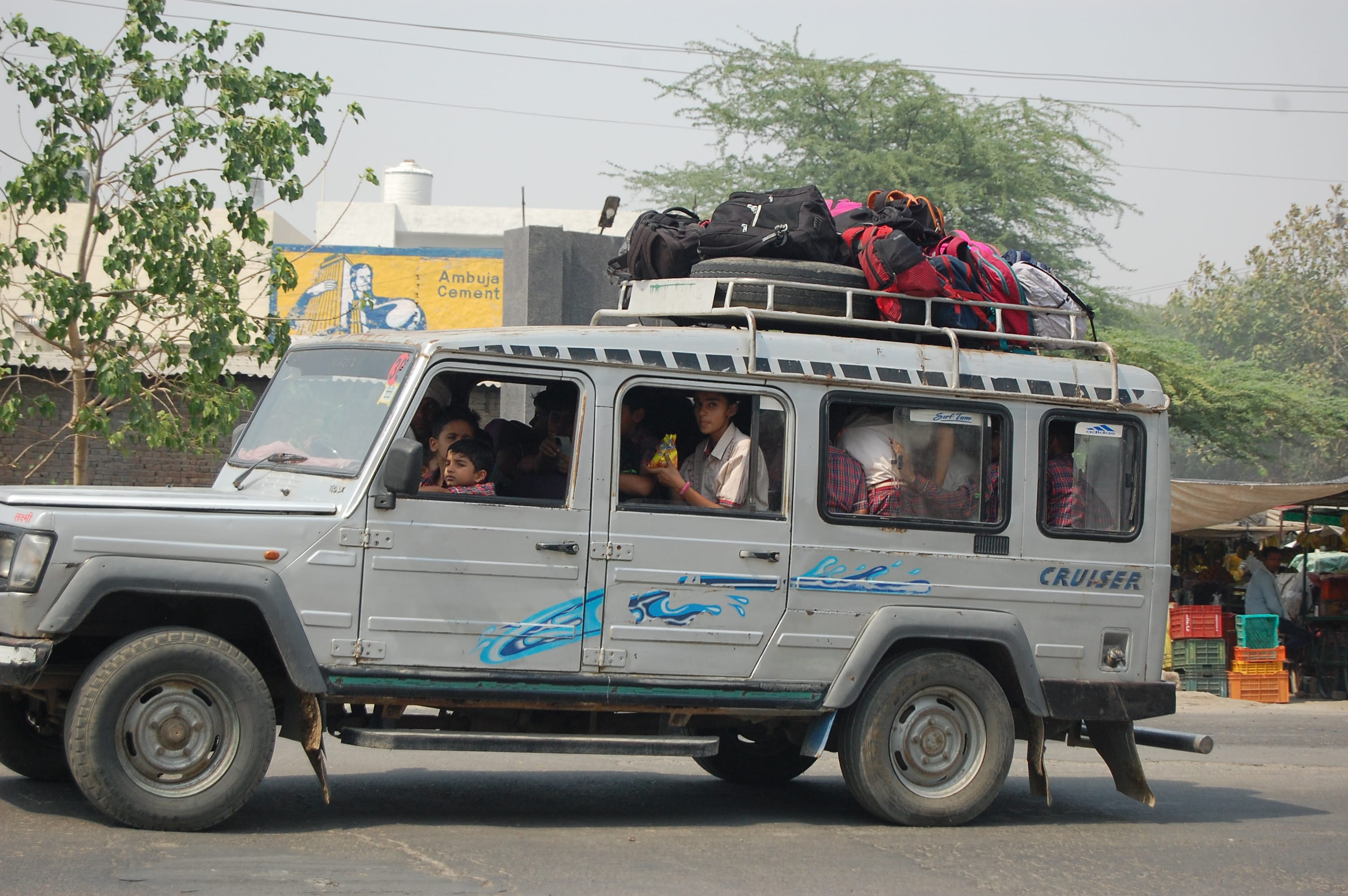 फोटो - 18 गाड़ी में दर्जनों की संख्या में बैठाए गए स्कूली बच्चे। फोटो - 18 गाड़ी में दर्जनों की संख्या में बैठाए गए स्कूली बच्चे।