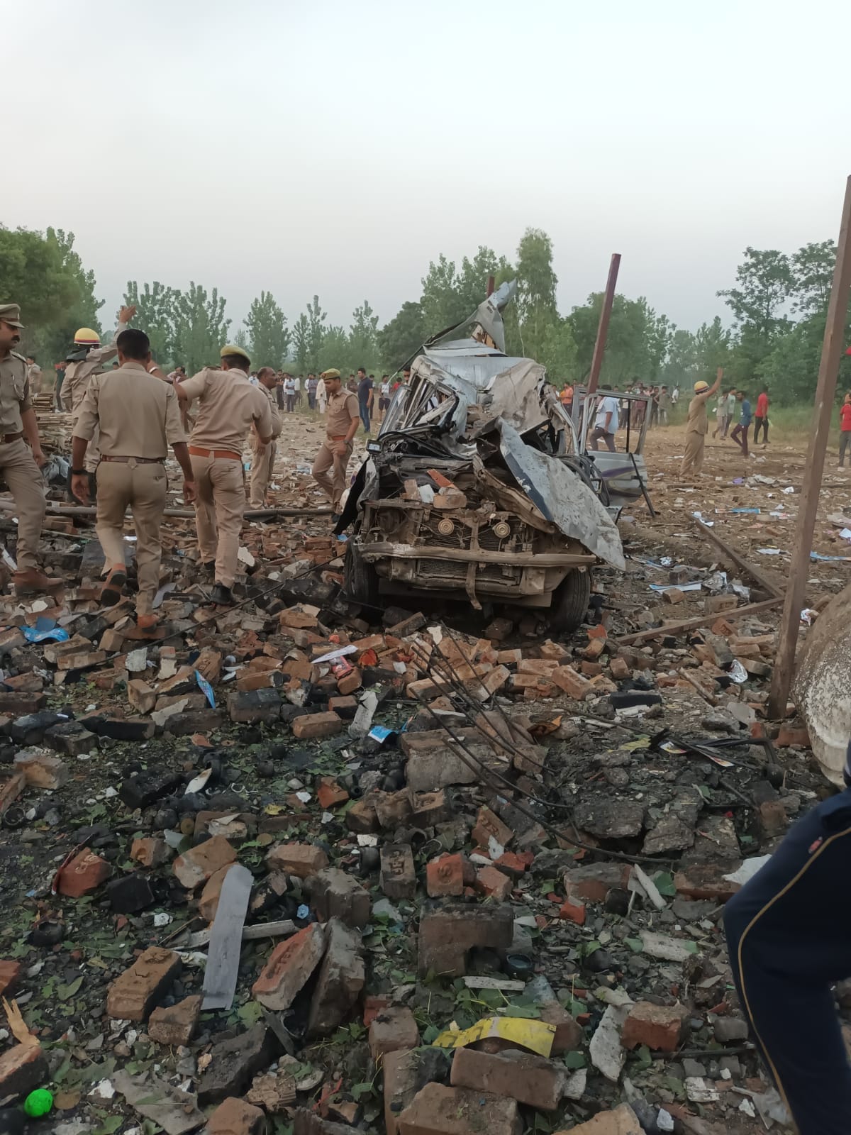 गोविंदपुर के जंगल में बनी पटाखा फैक्ट्री के विस्फोट में क्षतिग्रस्त कार गोविंदपुर के जंगल में बनी पटाखा फैक्ट्री के विस्फोट में क्षतिग्रस्त कार