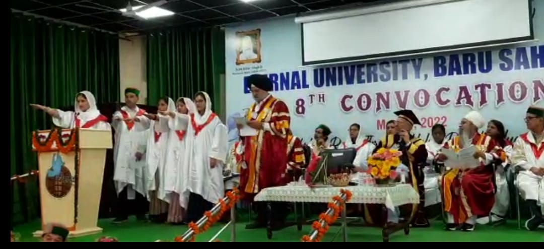 इटरनल विवि बड़ू साहिब में दीक्षांत समारोह में उपाधि प्राप्त करने के दौरान शपथ लेती छात्राएं। सं? इटरनल विवि बड़ू साहिब में दीक्षांत समारोह में उपाधि प्राप्त करने के दौरान शपथ लेती छात्राएं। सं?