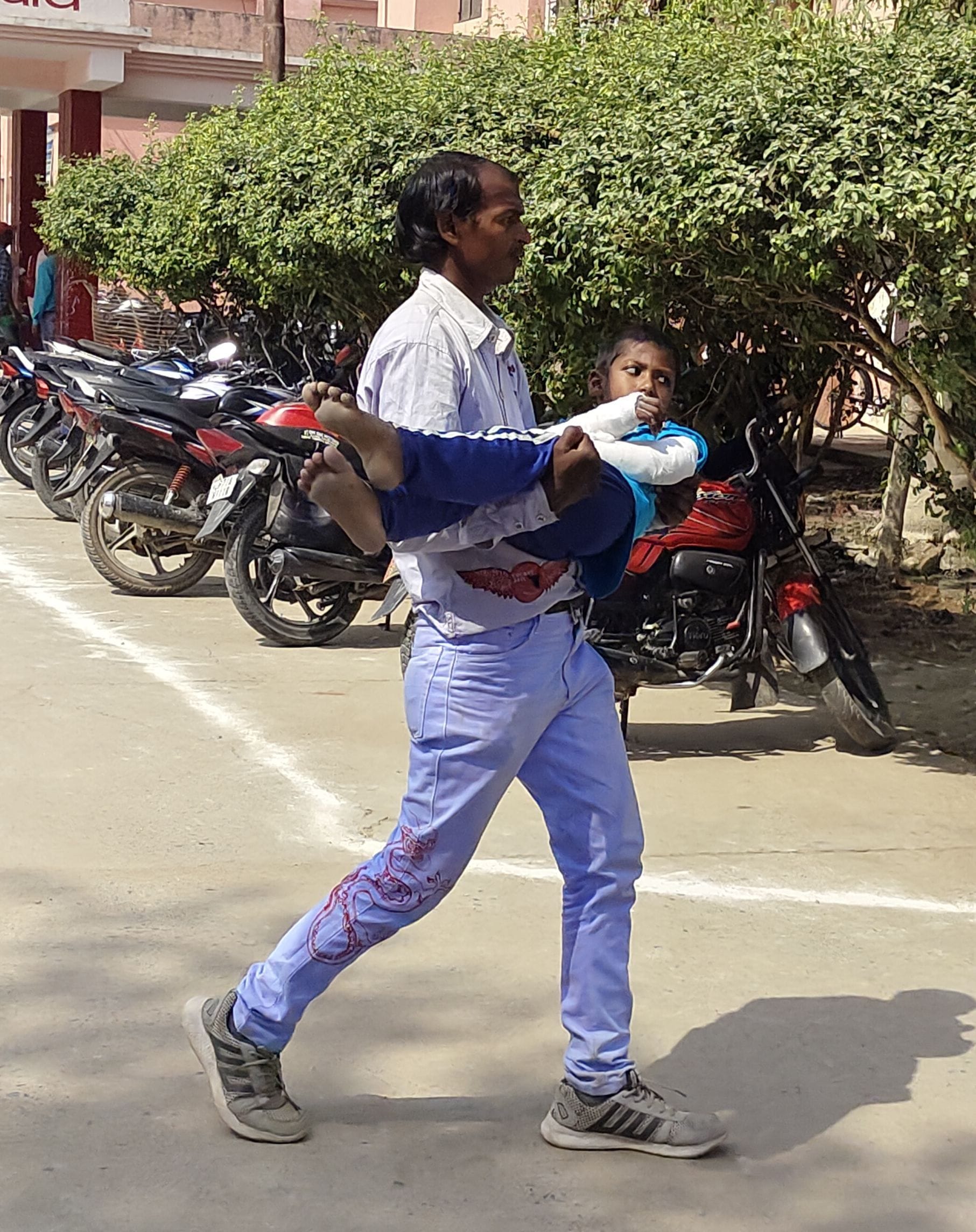लिा अस्पताल में प्रभारी मंत्री के निरीक्षण के दौरान स्ट्रेचर न मिलने पर बच्चे को गोद में लेकर जात लिा अस्पताल में प्रभारी मंत्री के निरीक्षण के दौरान स्ट्रेचर न मिलने पर बच्चे को गोद में लेकर जात
