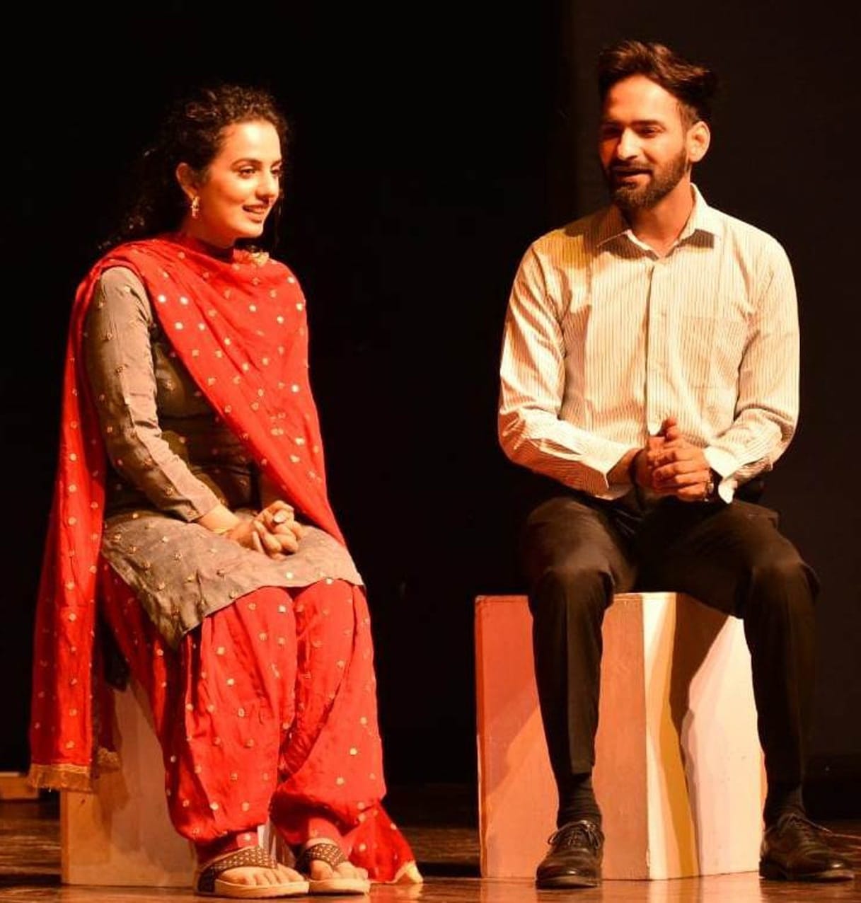 नाटक में अभिनय करते कलाकार। संवाद नाटक में अभिनय करते कलाकार। संवाद