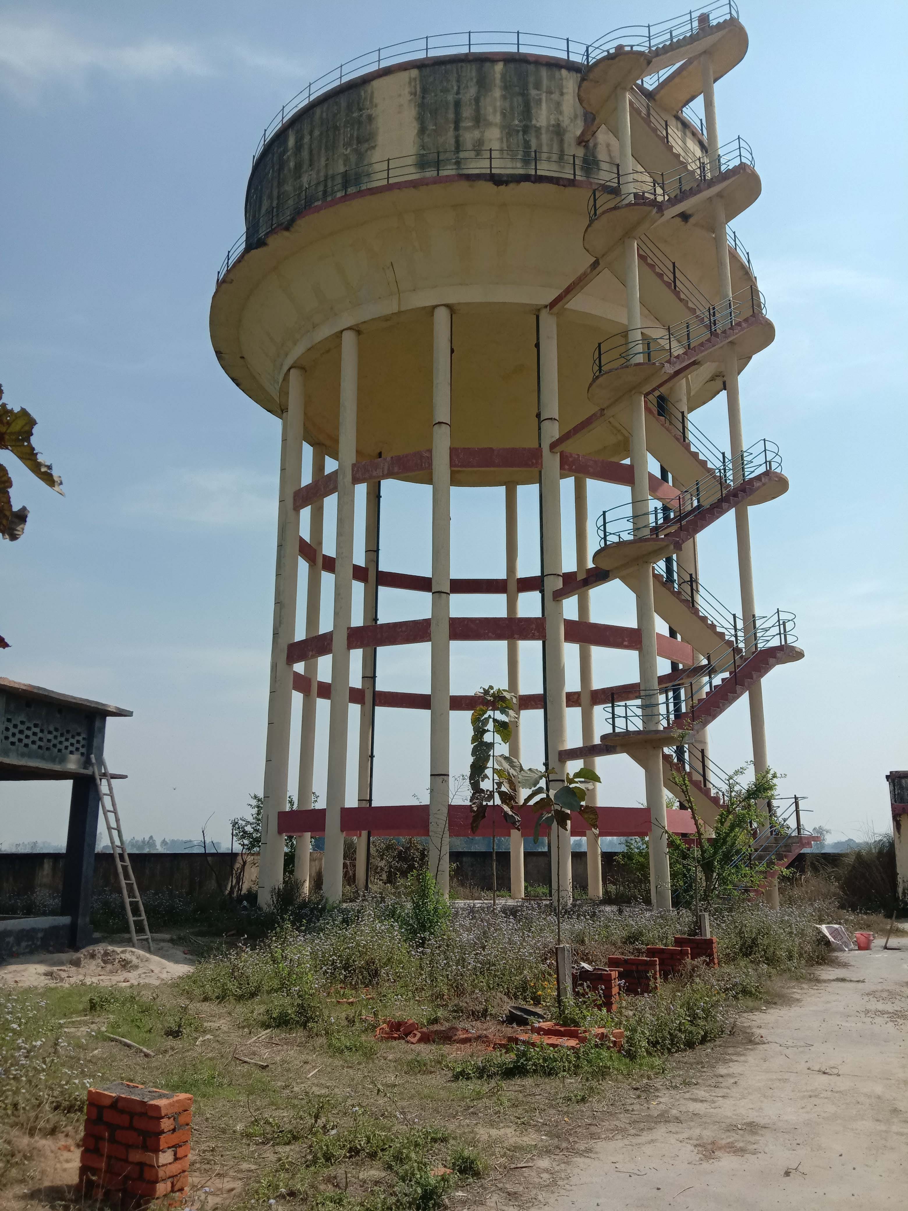 पूरनपुर देहात के लाइनपार में बना पेयजल का टैंक। संवाद