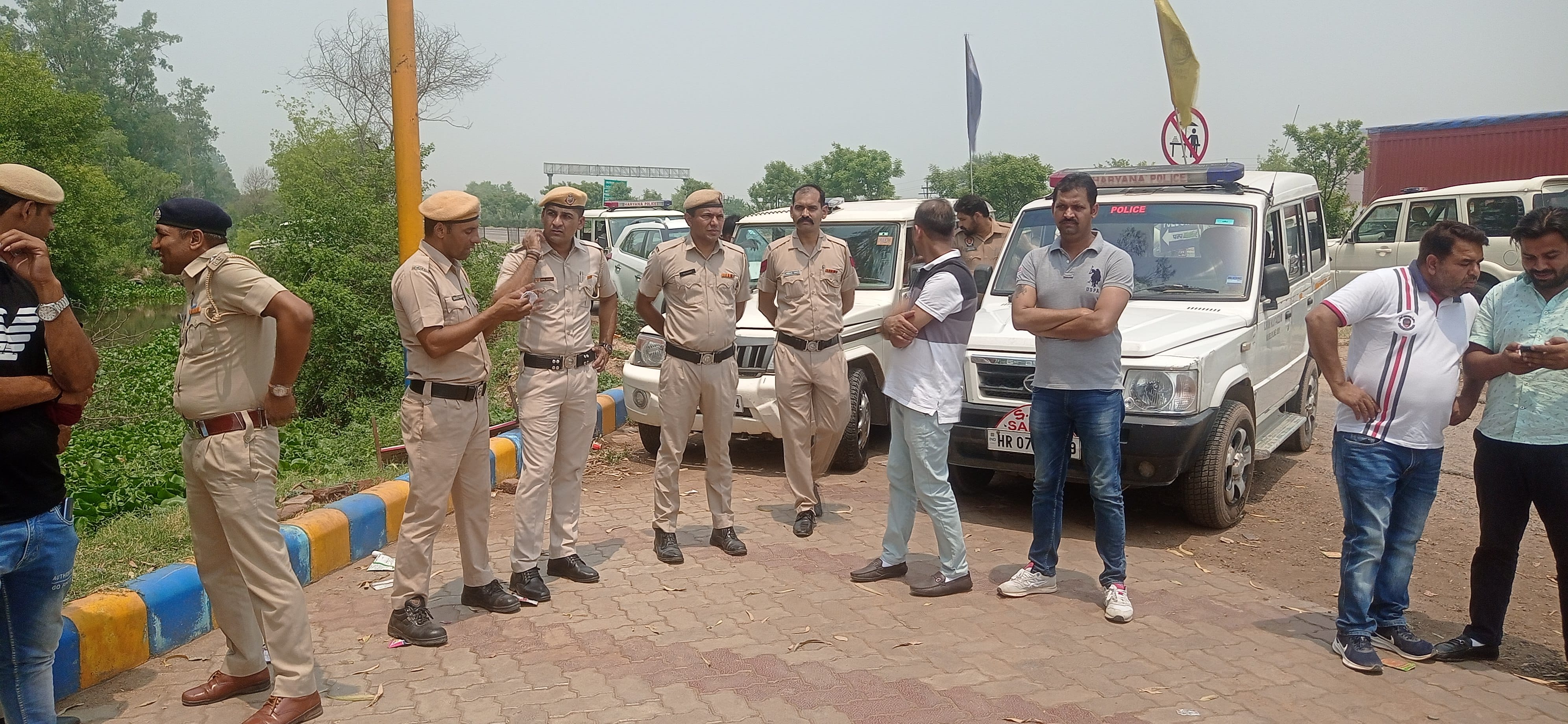 पेट्रोल पंप पर बग्गा की गाड़ी को घेर कर खड़ी पुलिस। संवाद पेट्रोल पंप पर बग्गा की गाड़ी को घेर कर खड़ी पुलिस। संवाद