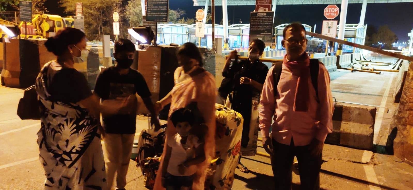 सड़क पर खड़े यात्री। संवाद सड़क पर खड़े यात्री। संवाद