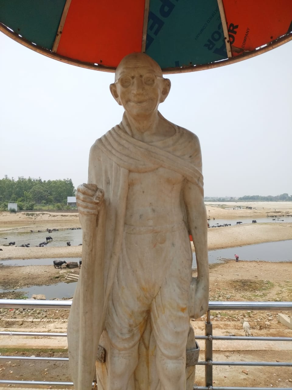 शाहजहांपुर के गर्रा घाट पर स्थित गांधी पार्क में सफाई न होने से मटमैली हुई महात्मा गांधी की प्रति शाहजहांपुर के गर्रा घाट पर स्थित गांधी पार्क में सफाई न होने से मटमैली हुई महात्मा गांधी की प्रति