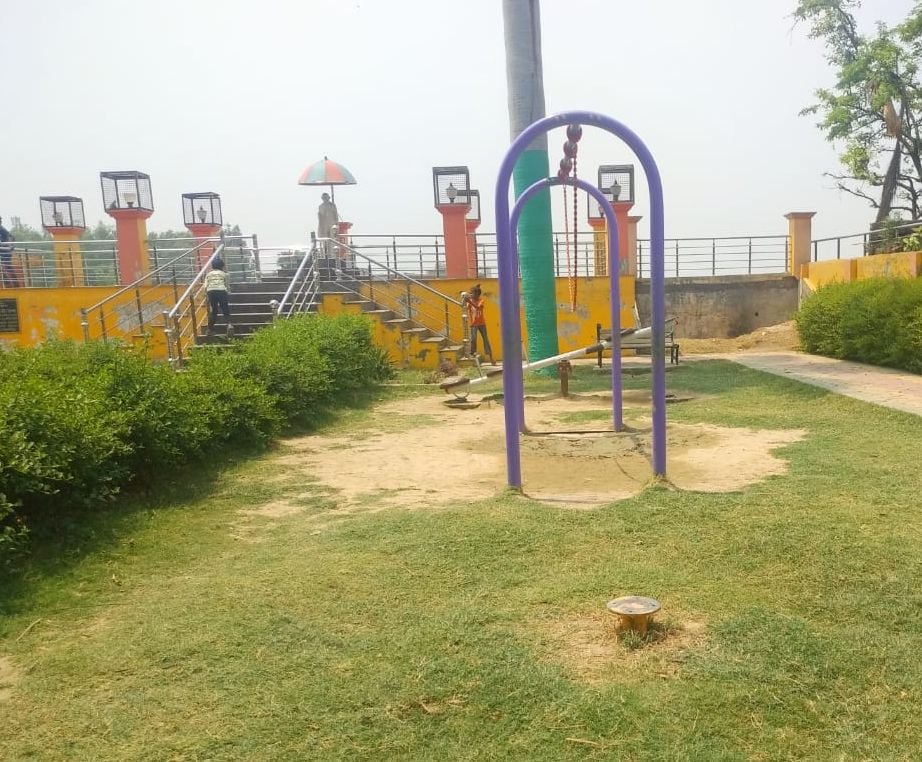 शाहजहांपुर के गर्रा घाट पर स्थित गांधी पार्क से झूला गायब होने पर जमीन में गढ़ा स्टैंड व दूसरे का ? शाहजहांपुर के गर्रा घाट पर स्थित गांधी पार्क से झूला गायब होने पर जमीन में गढ़ा स्टैंड व दूसरे का ?