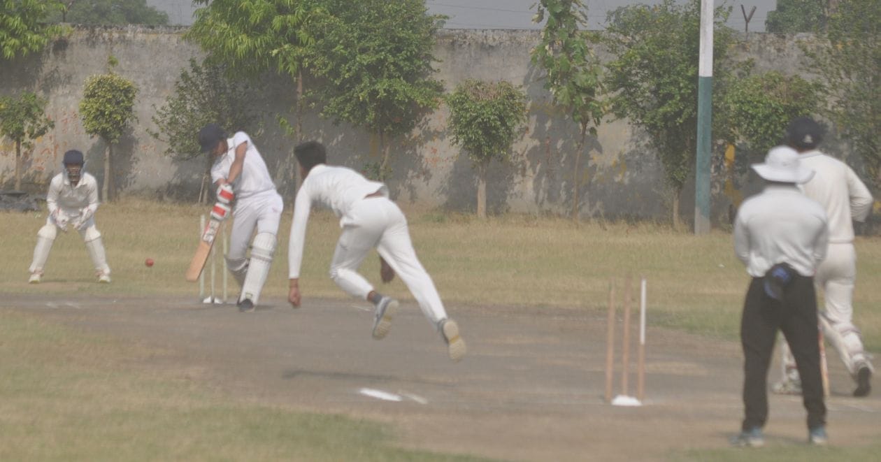 शनिवार को जेएमएस कॉलिज में आयोजित अंडर 19 के ट्रायल मैच में शॉट लगाते बल्लेबाज । संवाद