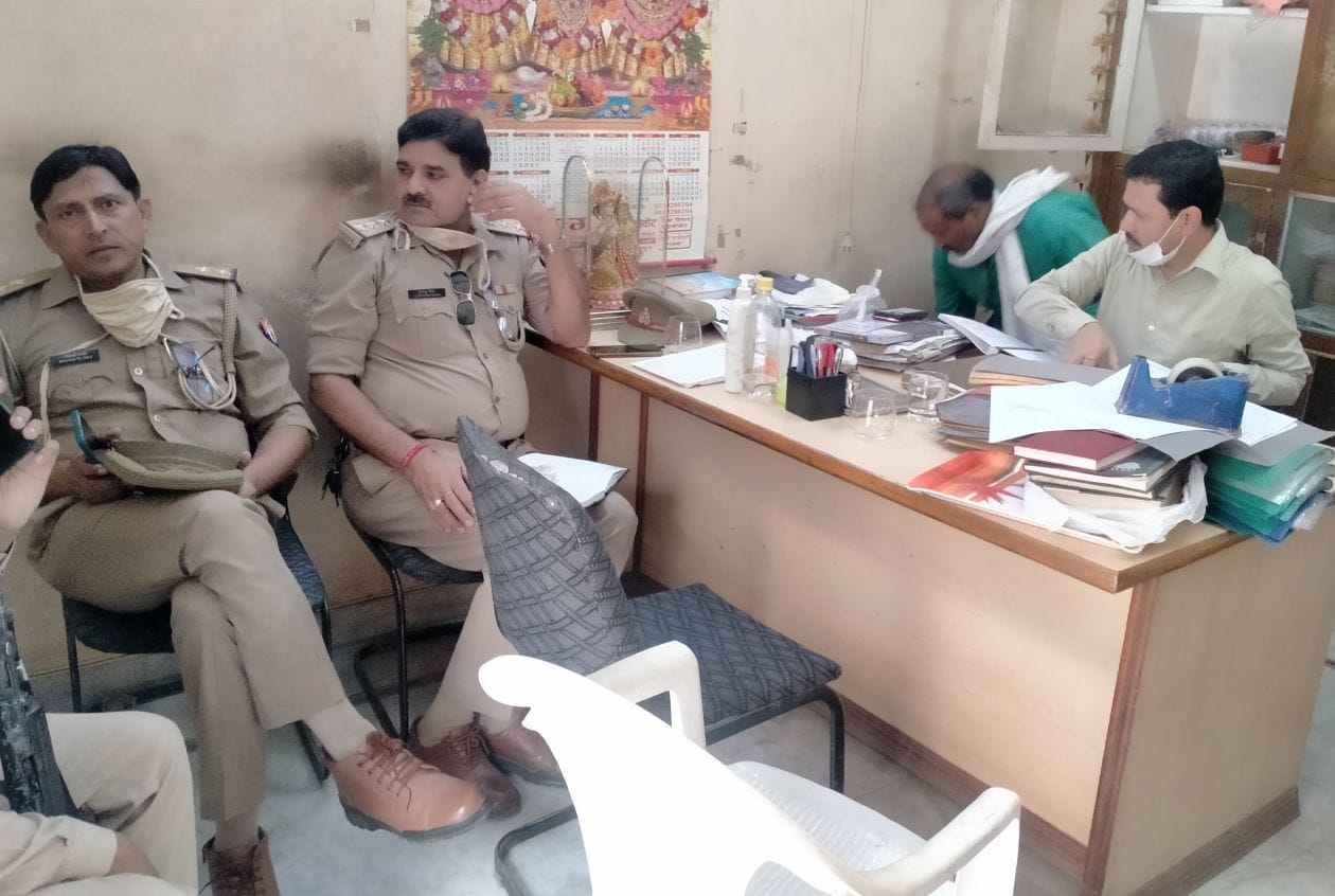 शनिवार को जवाहर गंज में छापे के दौरान मौजूद पुलिसकर्मी  । संवाद