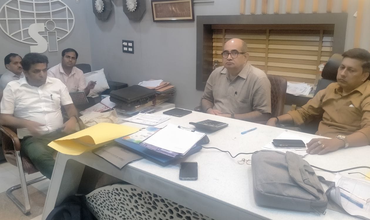 शनिवार को धीरखेड़ा स्थित फैक्ट्री में छापे के दौरान जाँच करते वाणिज्यकर के अधिकारी । संवाद