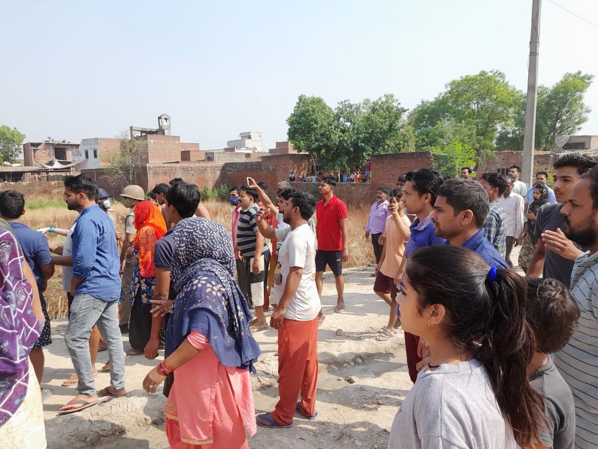 दोघट क्षेत्र के भड़ल गांव में चर्म शोधन की ईकाई को ध्वस्त के दौरान लगी ग्रामीणों की भीड़