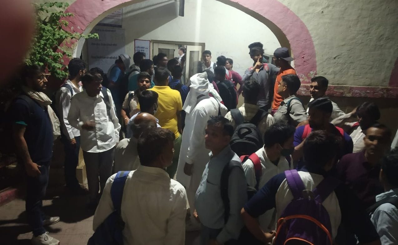 दिल्ली नरवाना पैसेंजर ट्रेन में विस्फोटक लेकर 20 लोगों के सवार होने की सूचना के बाद सांपला स्टेशन ? दिल्ली नरवाना पैसेंजर ट्रेन में विस्फोटक लेकर 20 लोगों के सवार होने की सूचना के बाद सांपला स्टेशन ?