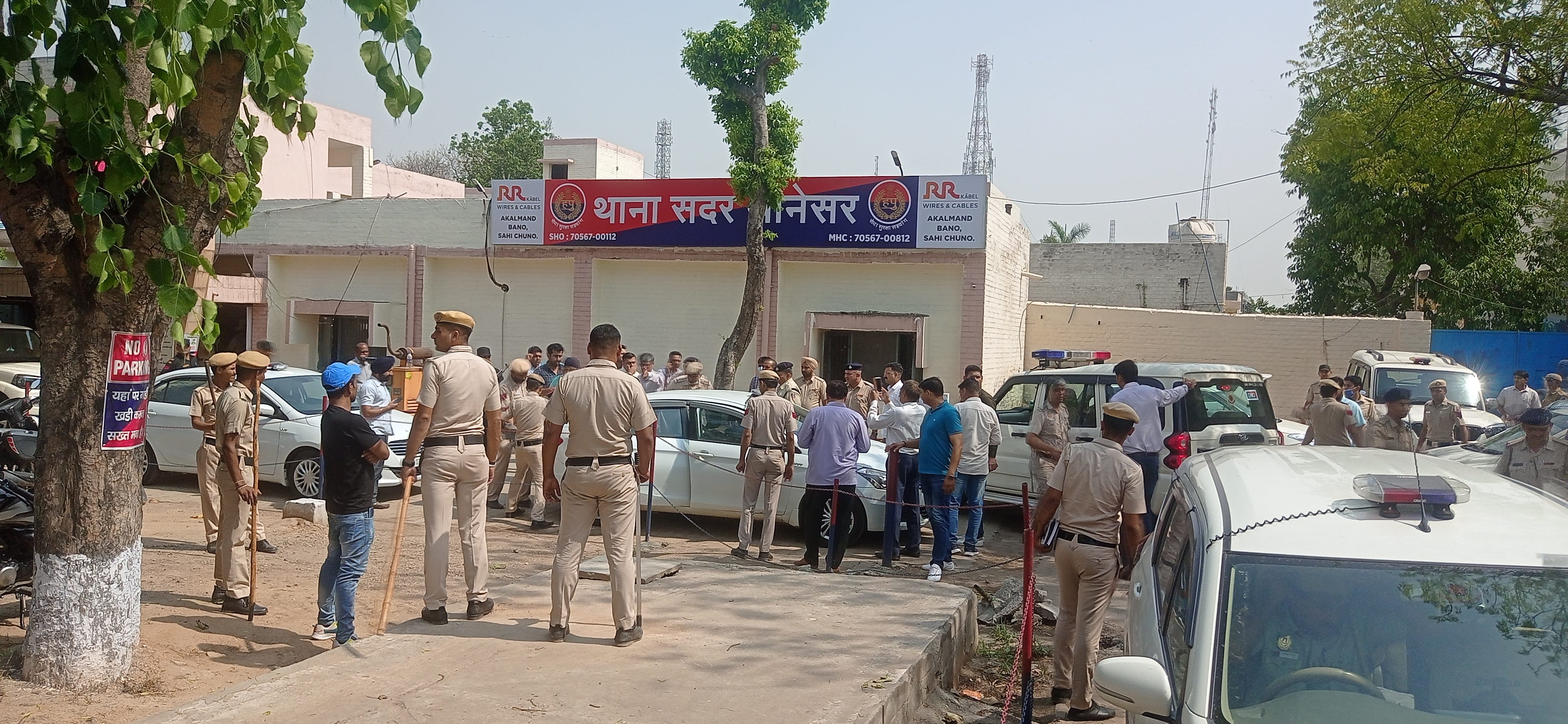 थाना सदर थानेसर में मौजूद पुलिस बल। संवाद थाना सदर थानेसर में मौजूद पुलिस बल। संवाद